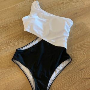 One shoulder one piece